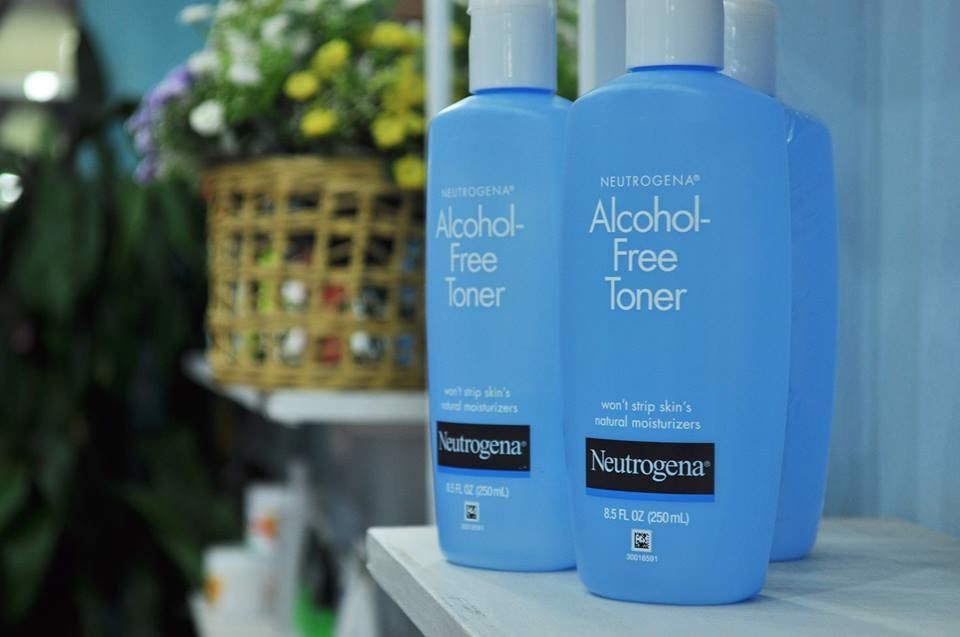 Neutrogena Alcohol-Free Toner được khuyên dùng cho da hỗn hợp thiên khô