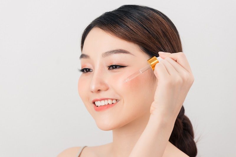 Tìm đúng dòng serum và kem dưỡng chống lão hóa để giúp ngăn ngừa vết nhăn, đồi mồi, nám, tàn nhang xuất hiện